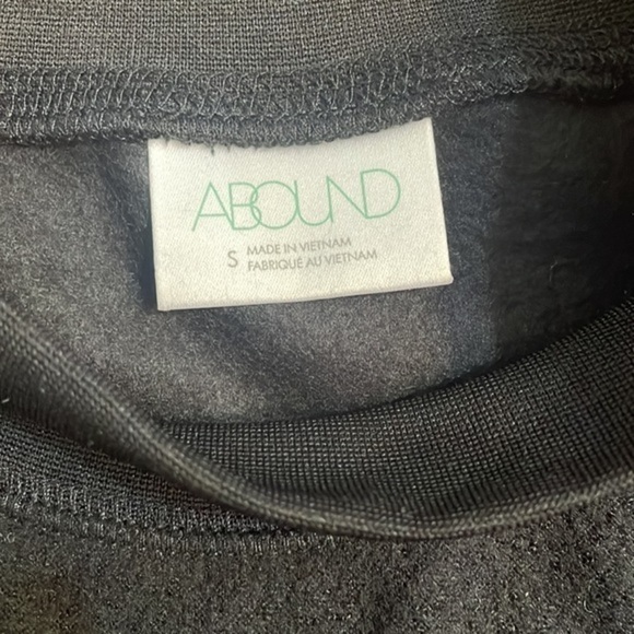 Abound sweater crop teddy bear long
sleeve crew neck NWT top black Sz Small - Picture 2 of 9